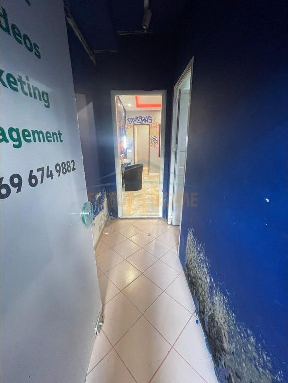 Shitet, Ambient zyre, Rruga e Kavajes, Tiranë.