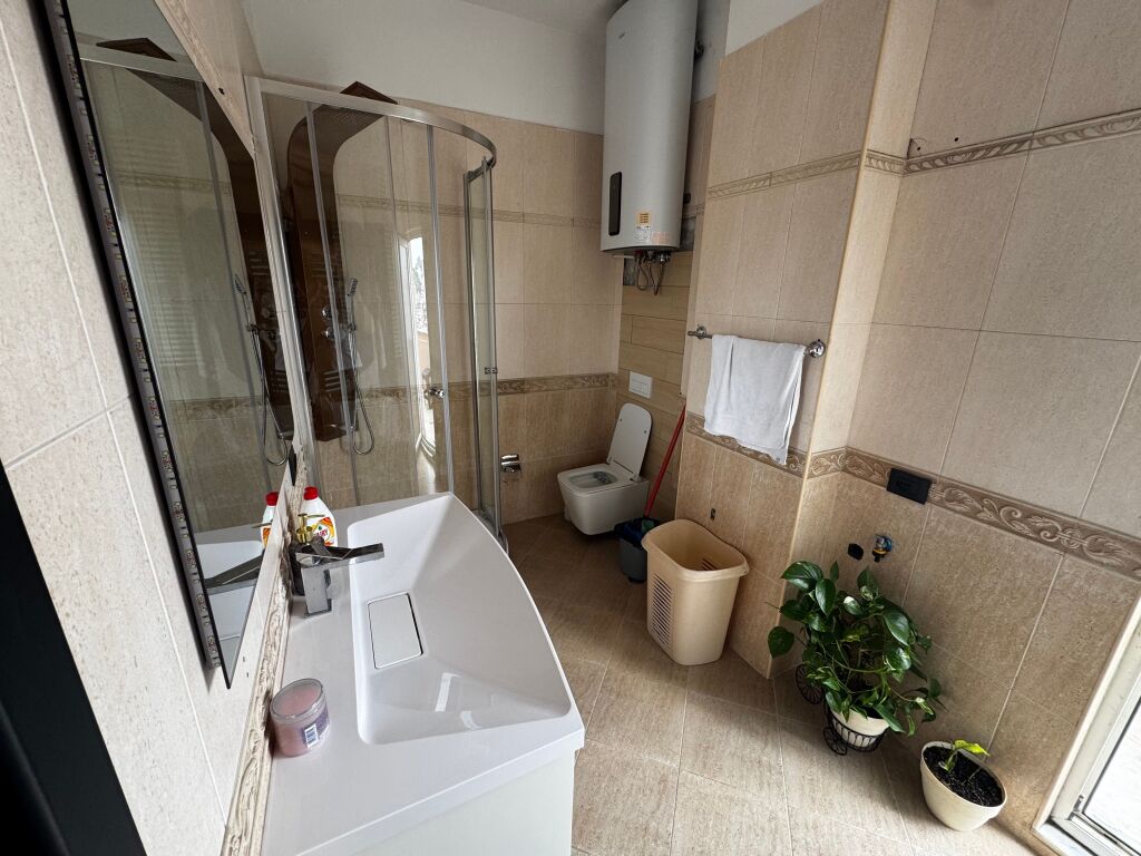 Shitet Penthouse në Durrës (tek Stadiumi Niko Dovana)