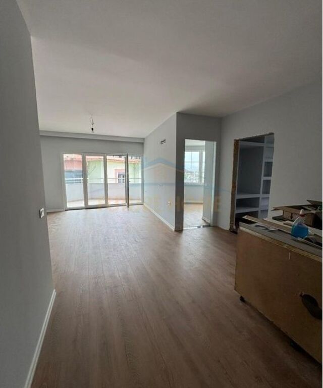 Shitet,Apartament 2+1+2, Rruga "Shefqet Kuka", Fresk