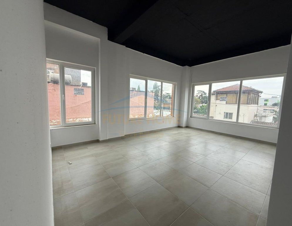 Qera, Ambient Biznesi, Rruga e Dibrës