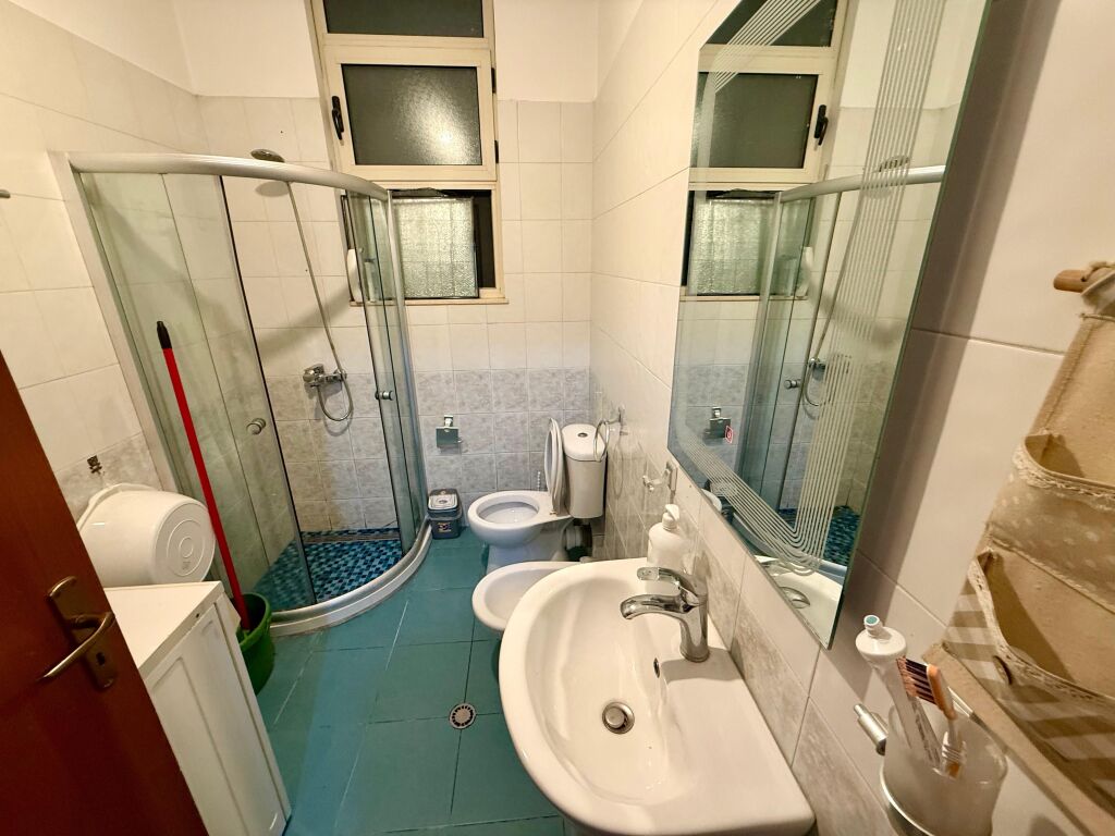 📣 QERA Apartament 1+1 📍 Prane Kopeshtit Botanik ✨  🏢 Ndertim i Ri 🪜 Kati 3 (Me Ashensor) 🛋️ Totalisht i Mobiluar  💶 Cmimi 60.000 Leke/Muaj