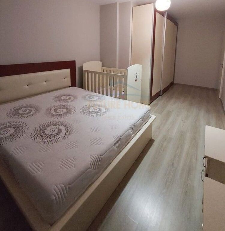 Shitet, Apartament 2+1+2, Rruga 5 Maji, Tirane.