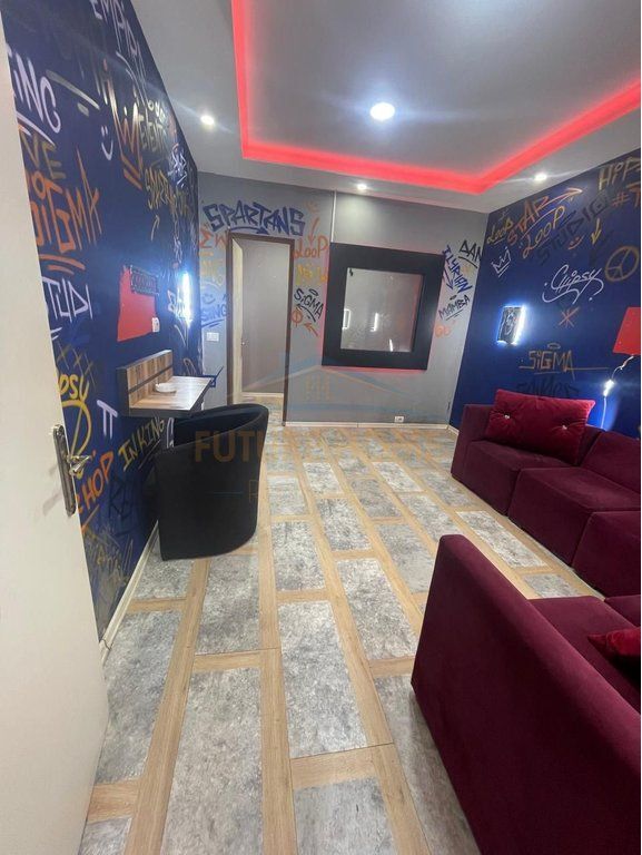 Shitet, Ambient zyre, Rruga e Kavajes, Tiranë.