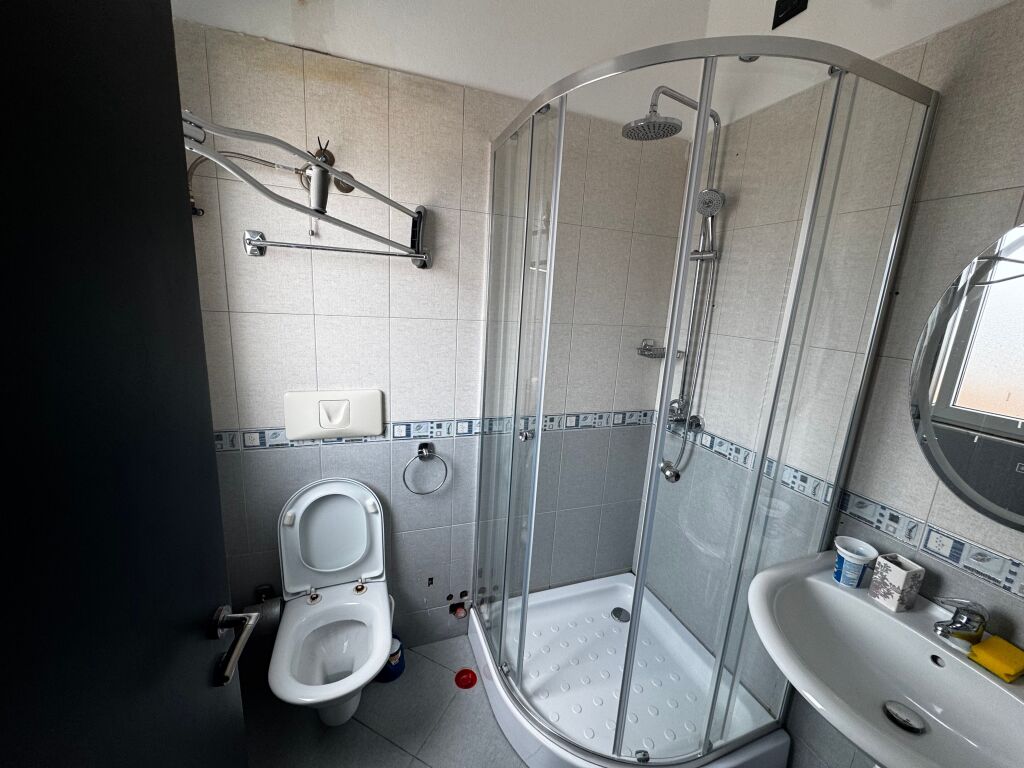 Shitet Penthouse në Durrës (tek Stadiumi Niko Dovana)