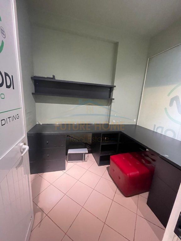 Shitet, Ambient zyre, Rruga e Kavajes, Tiranë.