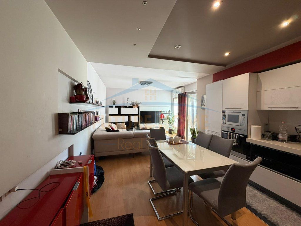 Shitet apartament 2+1+2+post parkimi Rruga Frosina Plaku perball Report tv