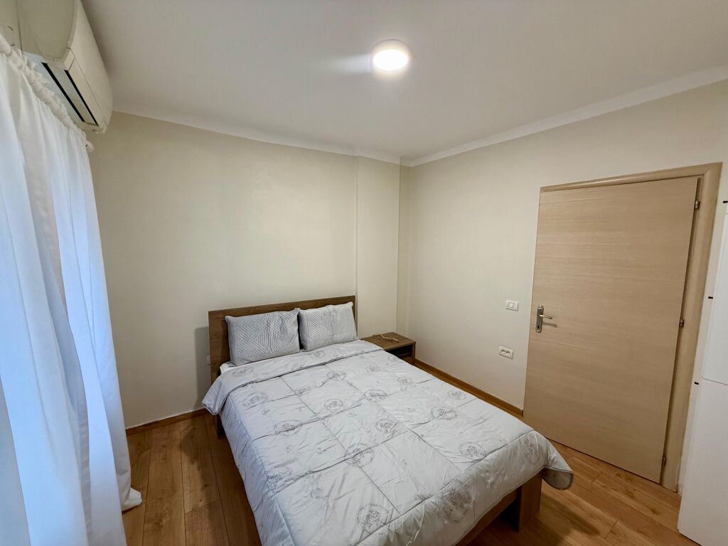 📣 QERA Apartament 2+1 Me Ballkon 📍 Kodra e Diellit ✨  🏢 Ndertim i Ri 🪜 Kati 1 (Banim) 🛋️ Mobiluar Me Kushte Bashkekohore  💶 Cmimi 70.000 Leke/Muaj