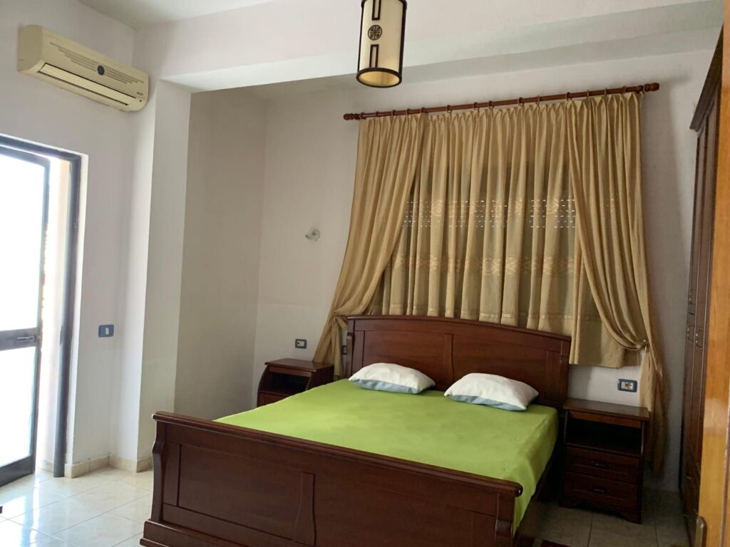 Appartamento 3+1 in affitto, situato al secondo piano di una villa, in una zona tranquilla come Kodrëa e Priftit.