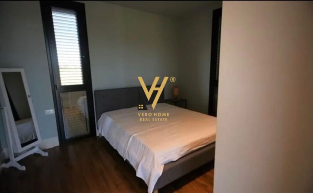 SHITET TRUALL+VILE 2 KATESHE TE KODRA KUQE,PASKUQAN 1.200.000 EURO