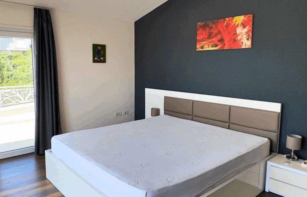 Vilë unike buzë Liqenit të Farkës