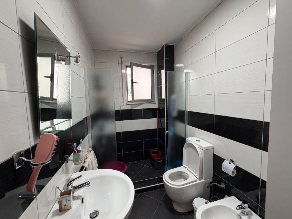 Appartamento 1+1 con 2 posti auto in affitto al Lago Secco, vicino all'hotel Sokrati