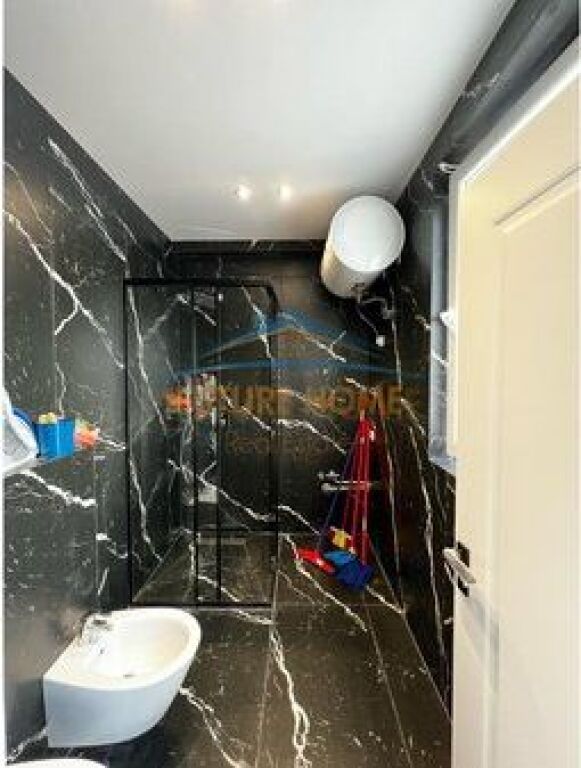 Shitet, Apartament 2+1+2 poste Parkimi, Sauk, prane Restorant Xibrakes, Tiranë.