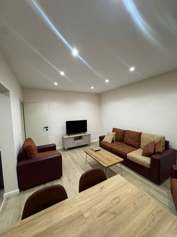 Jepet me qera apartament 2+1 Ne Xhamllik/55,000 leke