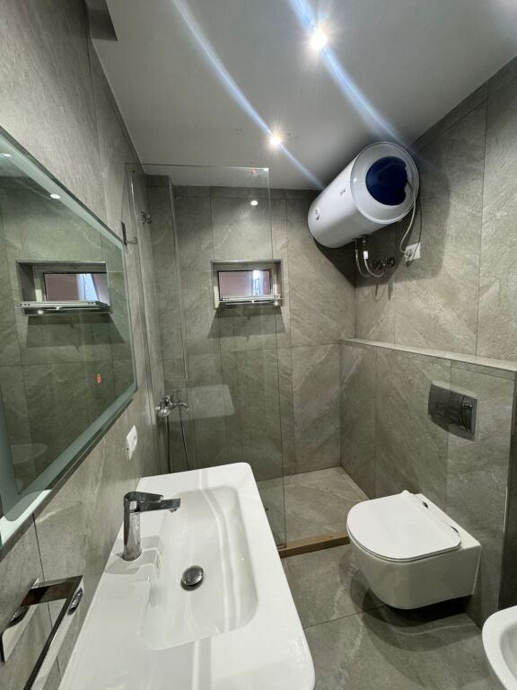 Jepet me qera apartament 2+1 Ne Xhamllik/55,000 leke