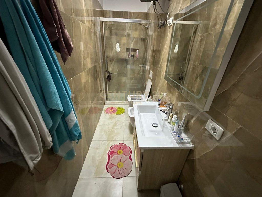 JEPET APARTAMENT 2 + 1 ME QIRA PRANE MATERNITETIT TE RI !