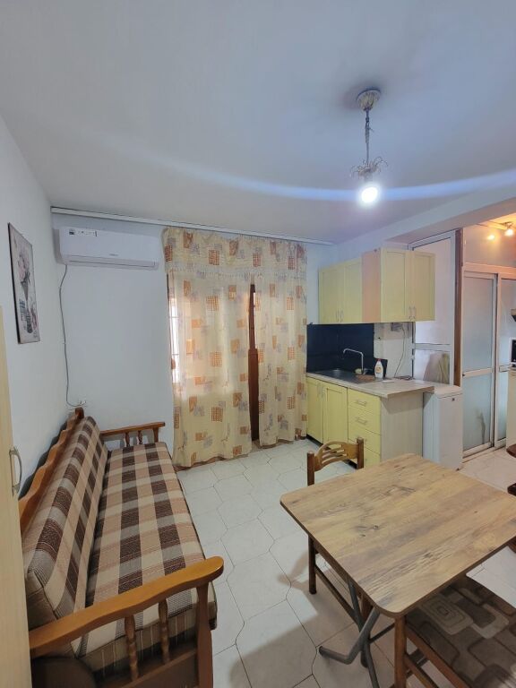 Qera | Garsoniere | Shkolla 9-vjeçare \”Xhezmi Delli\” | 250 €/muaj