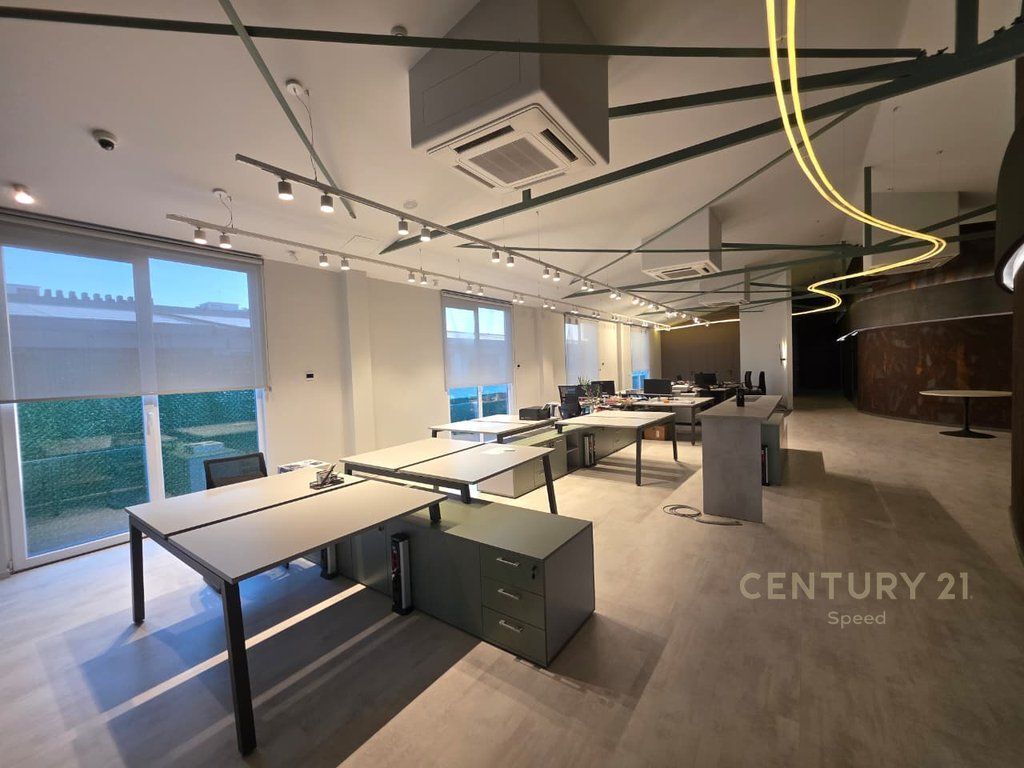 Japim me qira Objekt Komercial prane QTU, Zyra+Magazina