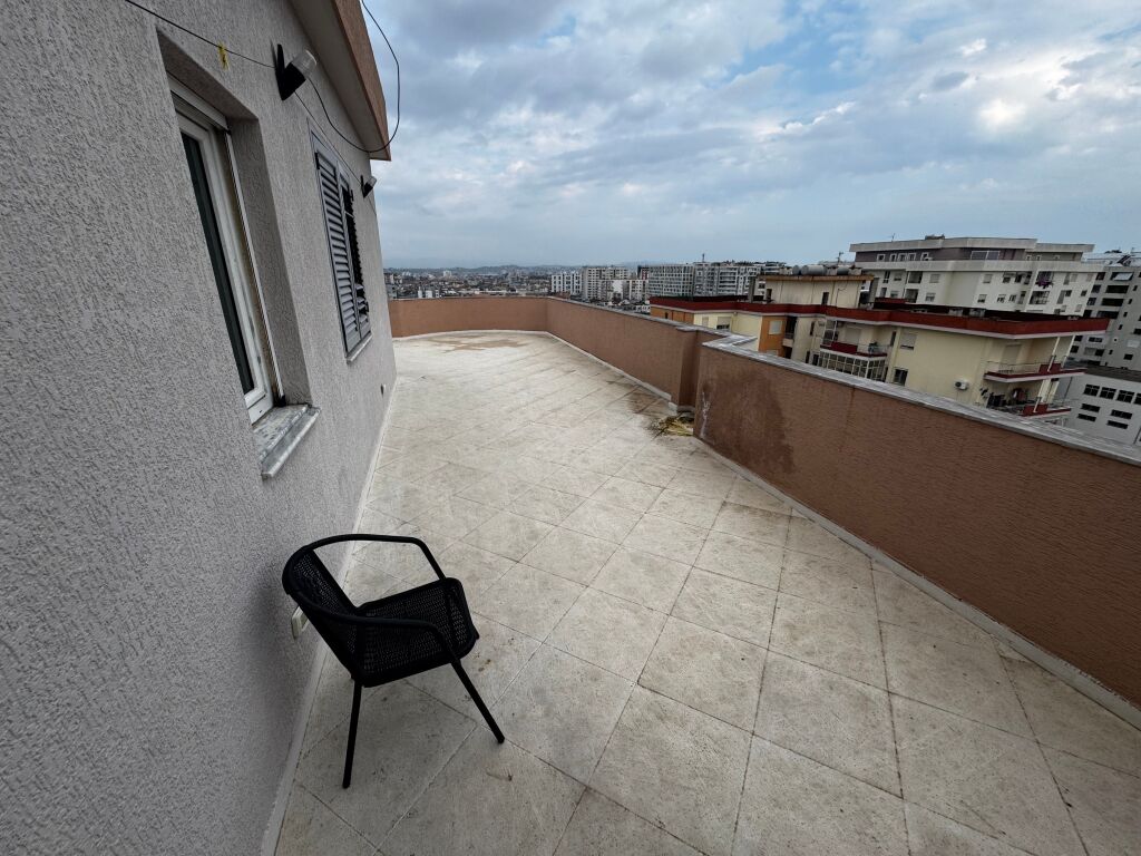 Shitet Penthouse në Durrës (tek Stadiumi Niko Dovana)