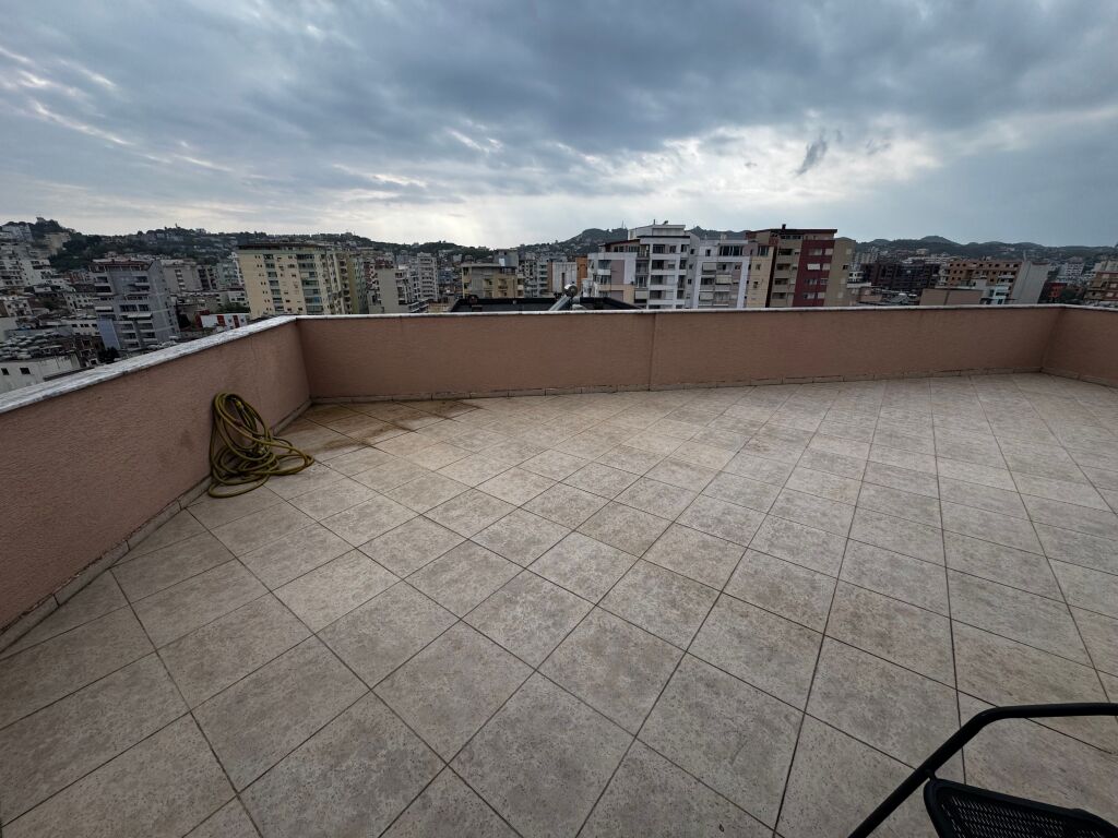 Shitet Penthouse në Durrës (tek Stadiumi Niko Dovana)