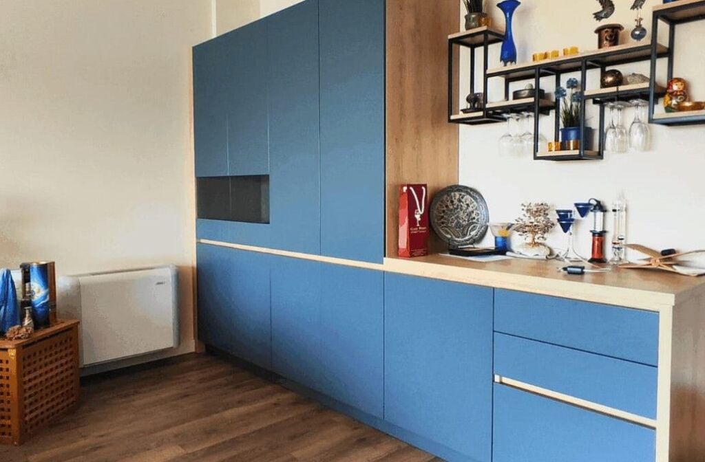 Vilë unike buzë Liqenit të Farkës