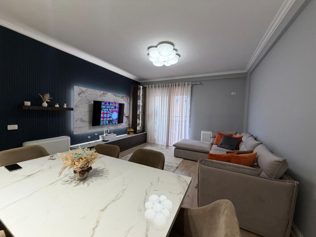 Appartamento 1+1 con 2 posti auto in affitto al Lago Secco, vicino all'hotel Sokrati