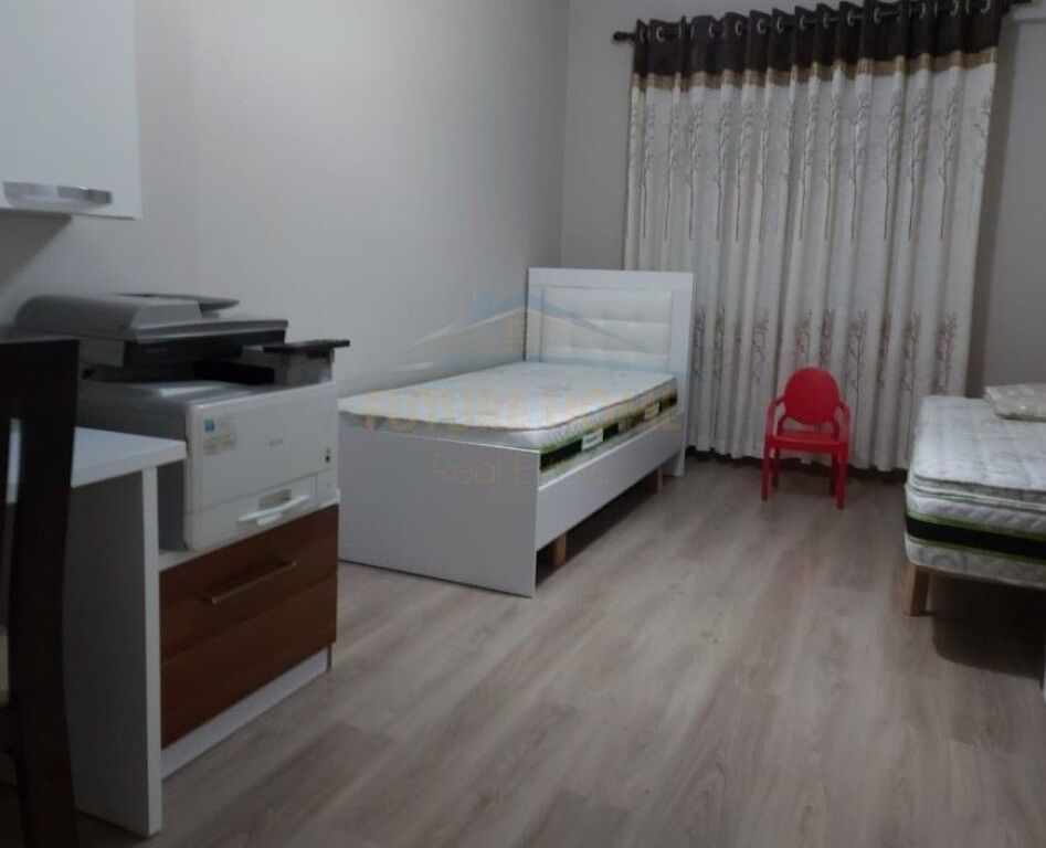 Shitet, Apartament 2+1+2, Rruga 5 Maji, Tirane.