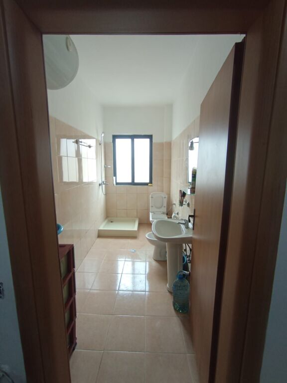 Shitet apartament 1+1