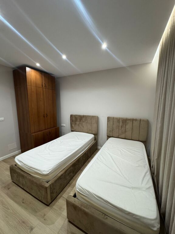 Jepet me qera apartament 2+1 Ne Xhamllik/55,000 leke