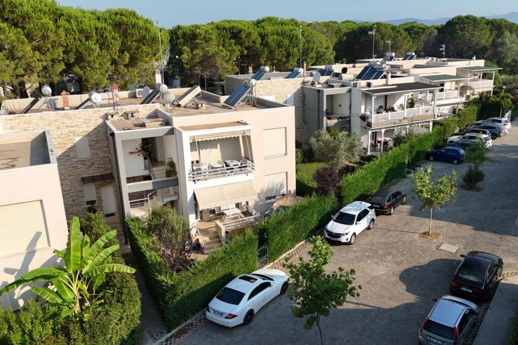 Shitet apartament 2+1 + verandë + oborr, Gjiri i Lalzit, Kompleksi "Lura"