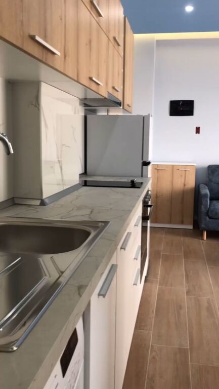 📍Vlorë | Uji i Ftohtë Jepet me qira afatgjatë apartament 1+1 me pamje nga deti.