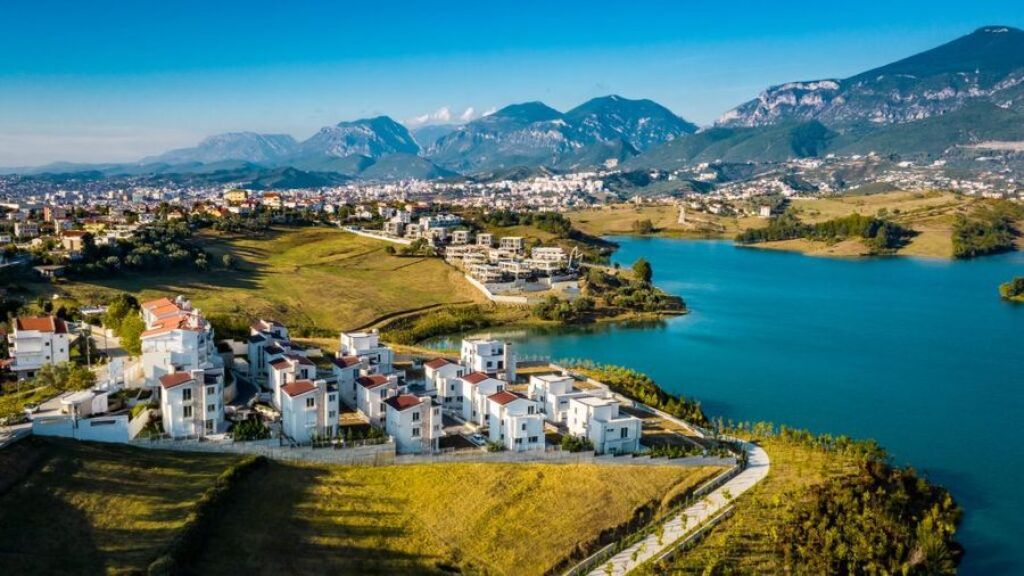 SHITET VILE LUKSOZE 507M2 "CRYSTAL LAKE RESIDENCE, LIQENI I FARKËS" 1.540.723 EURO
