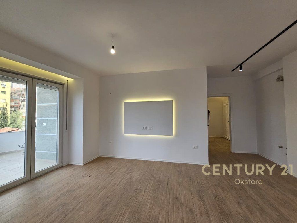 SHITET APARTAMENT 2+1+2 NE HYRJE TE FRESKUT
