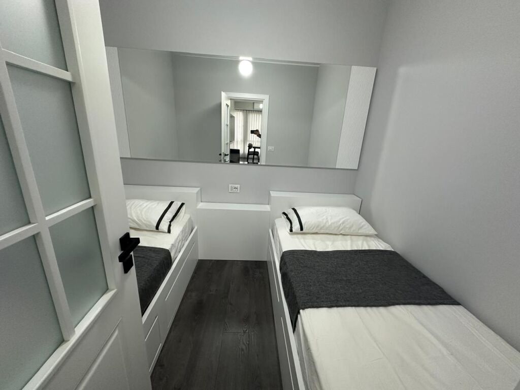 🏢Ish Stacioni i Trenit,Kompleksi Usluga jepet me qera apartament 2+1+post parkimi,i mobiluar. 900Euro