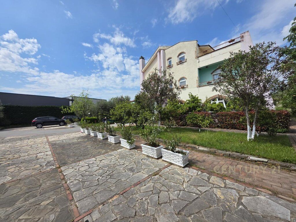 Shitet objekt 3-katësh multifunksional në Vorë, pranë City Park!!