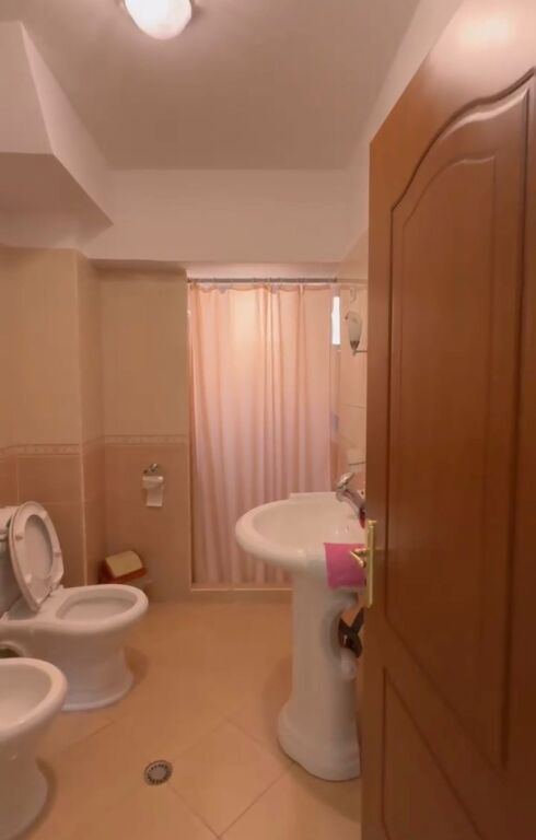 JEPET ME QERA AMBIENT BIZNESI 📍 STACIONI TRENIT DURRES