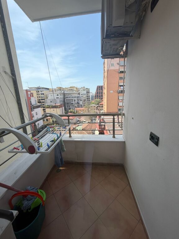 Shitet apartament 2+1+2 tualete+verande te Liqeni i Thate.