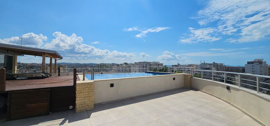 IN VENDITA MONOLOCALE 3+1+2+ VERANDA SPIAGGIA DURRES VIA FRIGORIFERIT COMPLESSO PRIVATO