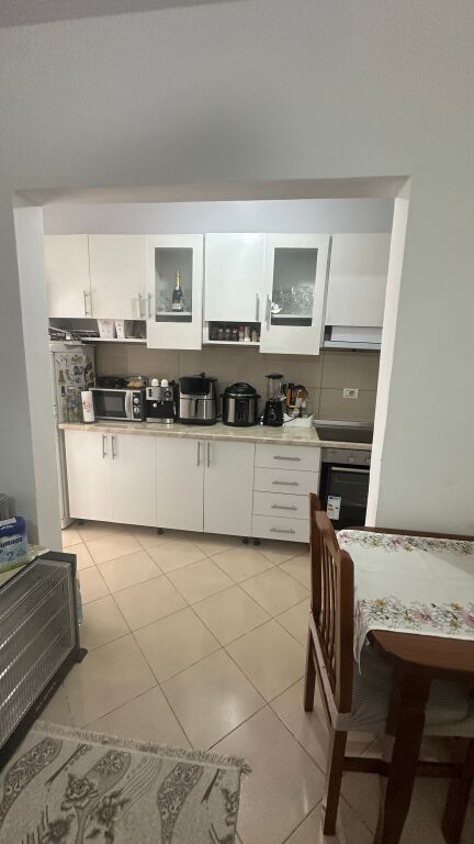 SHITET 1+1 mbrapa Restorant durrsit