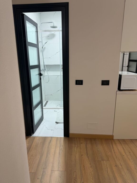 Jepet me qira apartament 2+1 në Rruga e Kavajës, Tiranë.