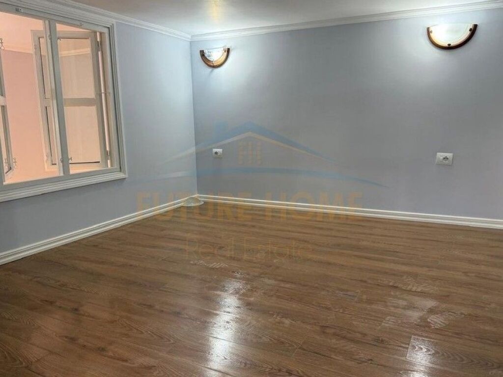 Shitet,Duplex 1+1, Rruga "Shefqet Kuka", Fresk