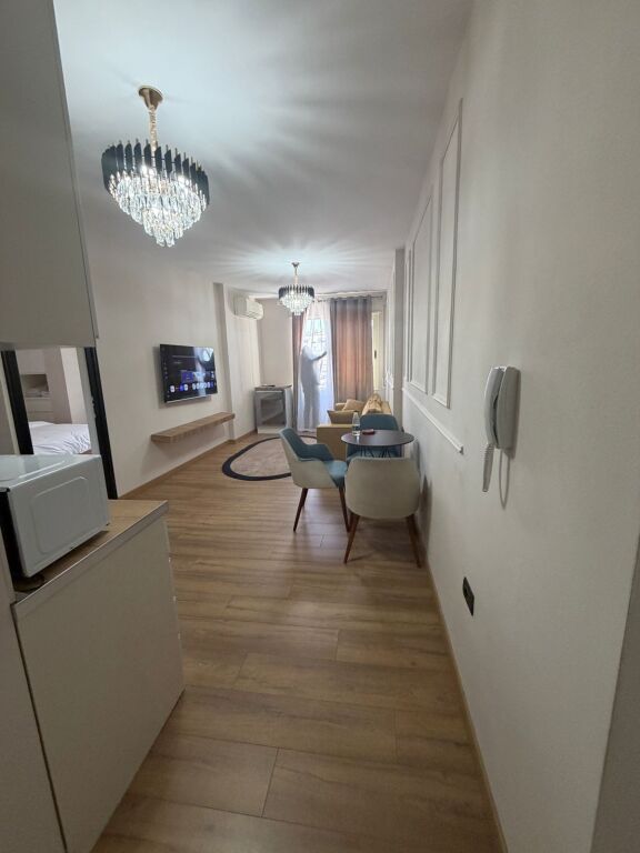 Jepet me qira apartament 2+1 në Rruga e Kavajës, Tiranë.