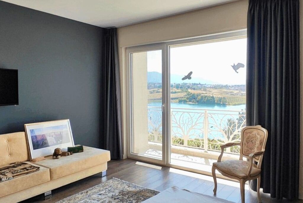 Vilë unike buzë Liqenit të Farkës