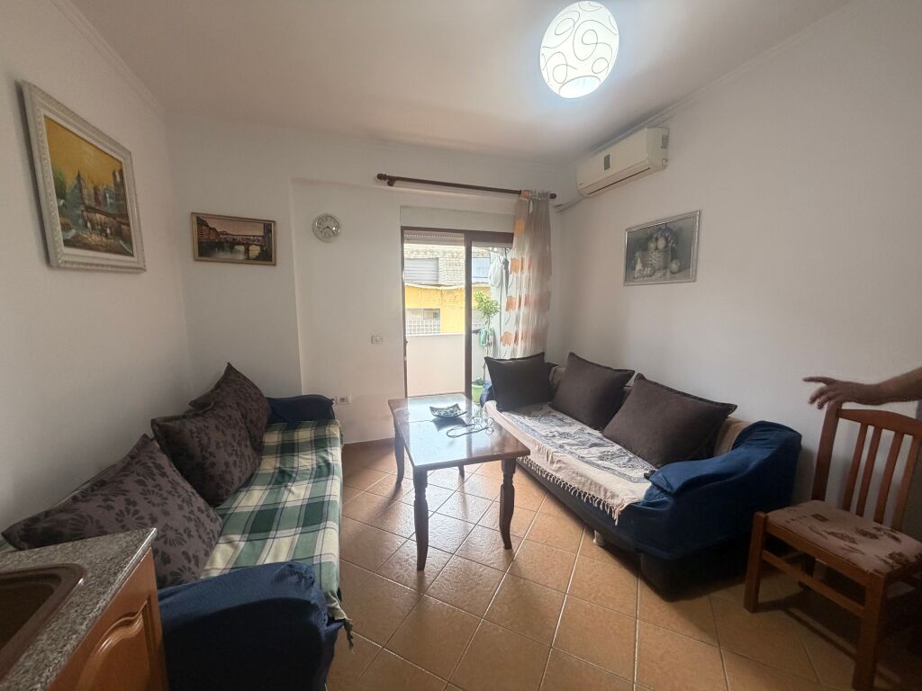 Shitet Apartament 1+1