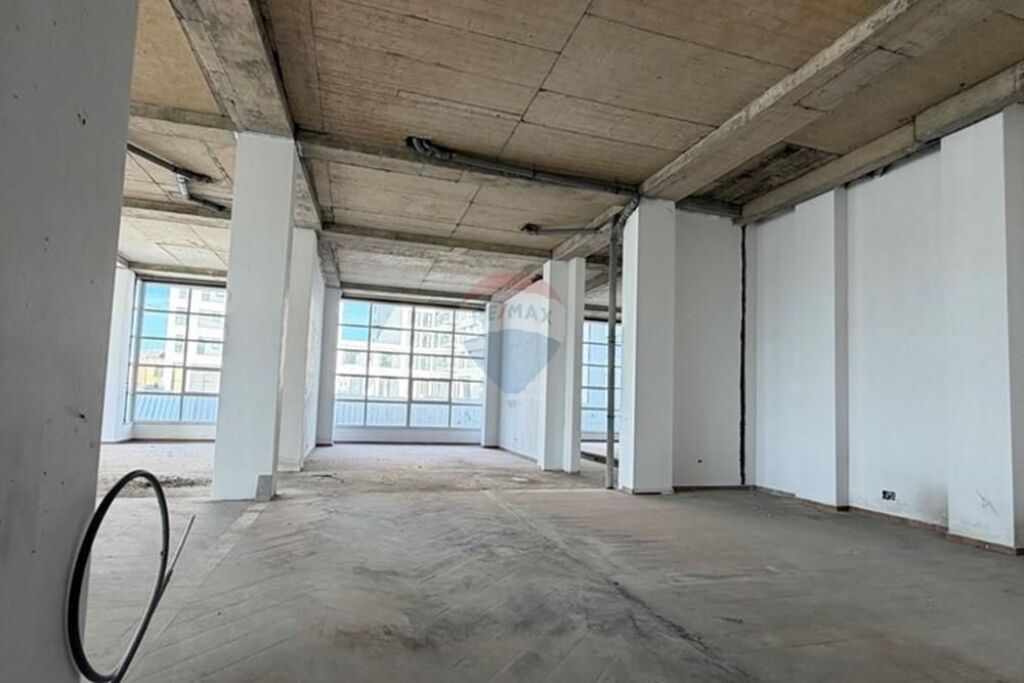 Zyre per Qira 📍Bulevardi Ri