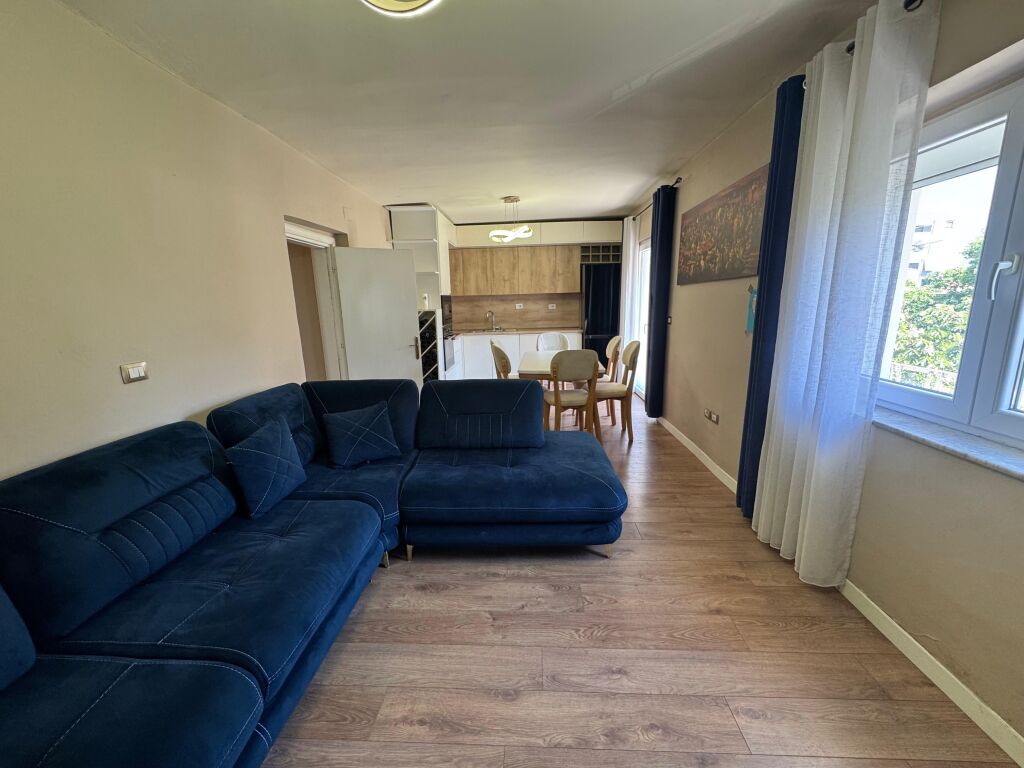 Shitet Apartament 2+1+2