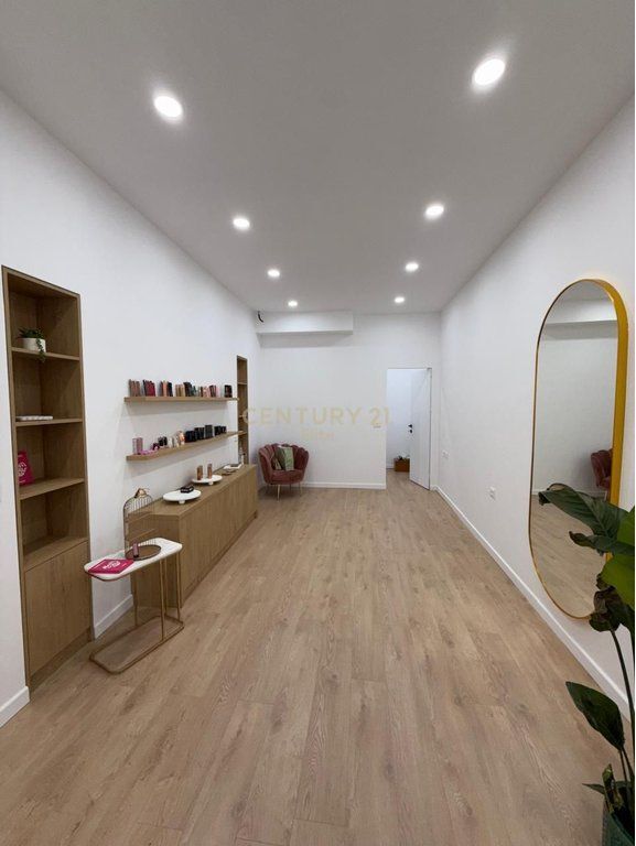 Ambient Komercial Me Qira Pranë Sheshit Skënderbej (Qendër), Tiranë – 600€ | 32 m²