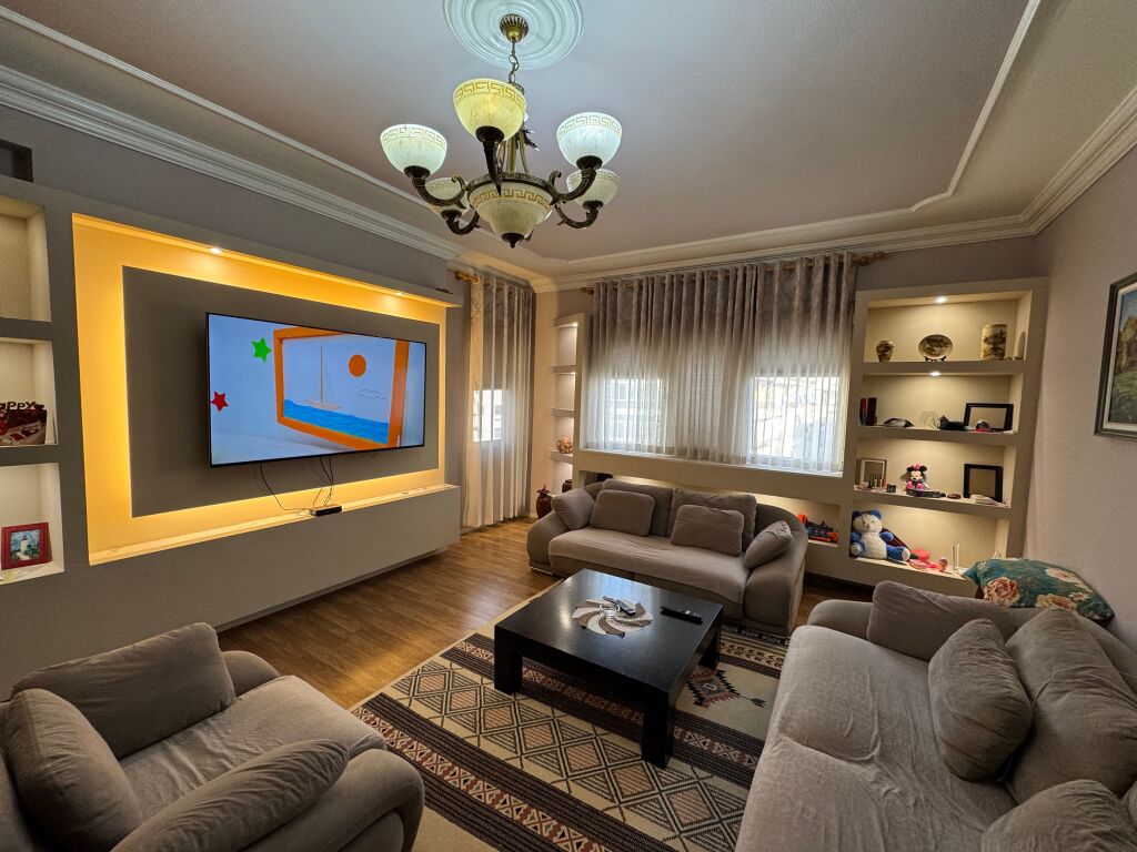 Shitet apartament 3+1+2 , Unaza e re pran Bar bohemit