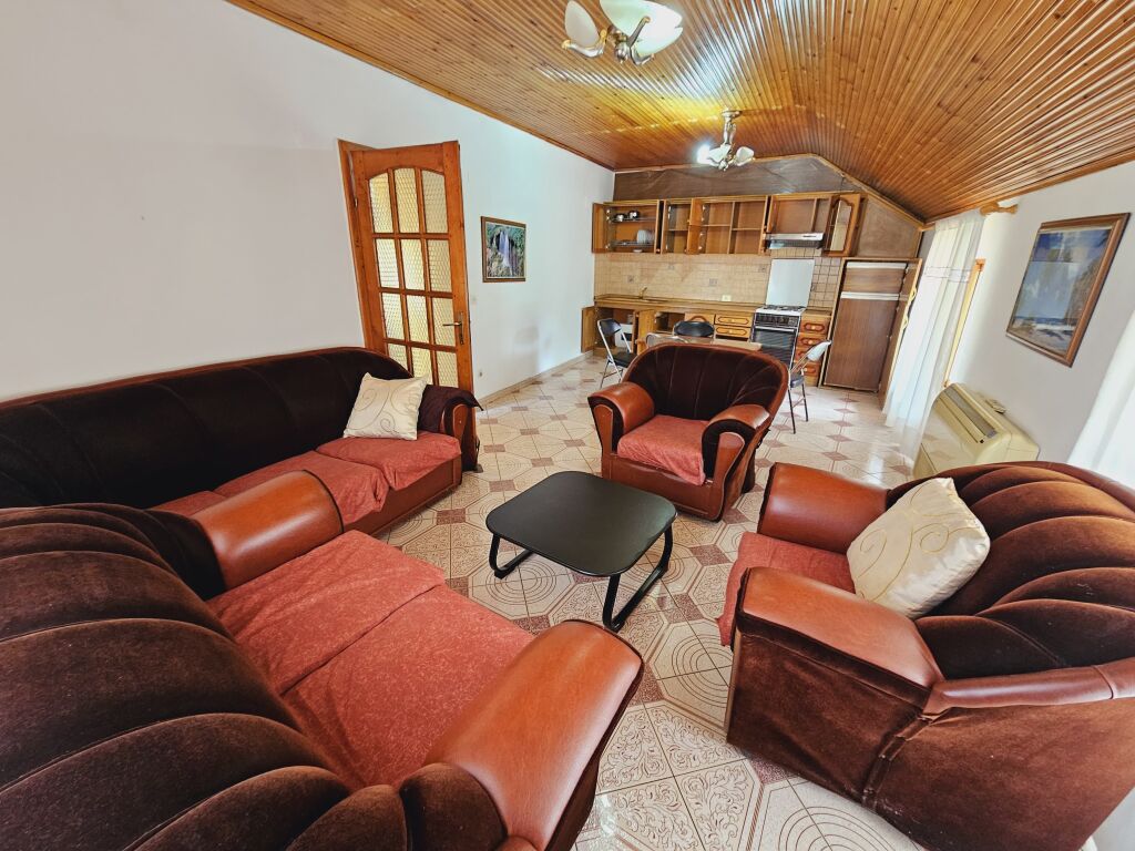 Rruga ELBASANIT pranë XHAMIS TABAKËVE  Jepet me Qera Apt: 1+1  (📍kati 3 shtepi private )  - E mobiluar