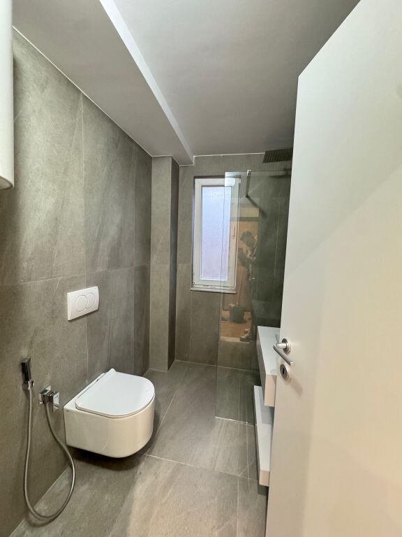 VENDESI APPARTAMENTO 1+1 CON BALCONE A SIRI KODRA