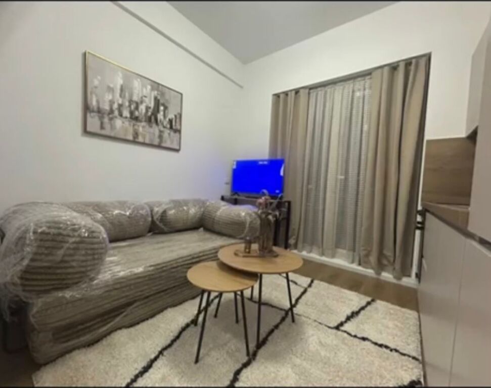 Jepet me qira garsoniere me ballkon, ndertim i ri i sapo perfunduar, mobiluar ne menyre shume komode dhe e pabanuar me pare. Adresa: Rezidenca Oxa, Rruga Dalip Topi, Tirane. Cmimi 300 euro/muaj.